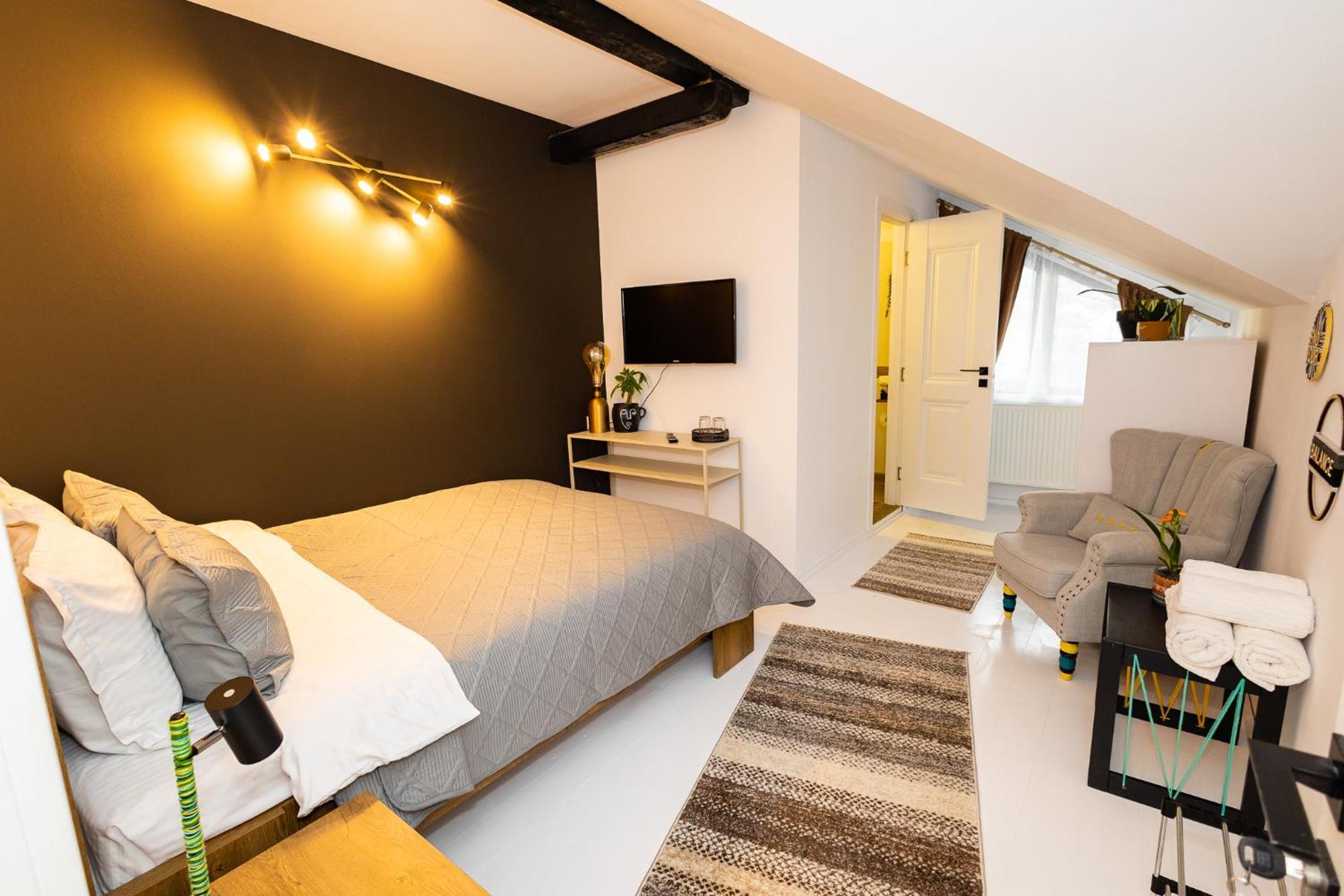 In Longfield Town Bed & Breakfast Campulung Moldovenesc Bagian luar foto
