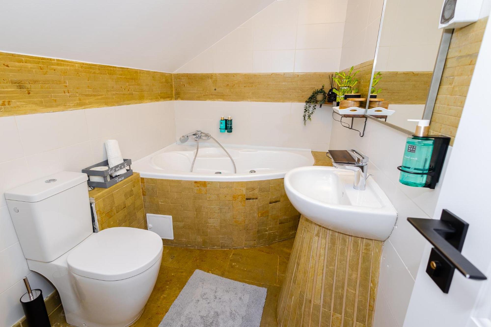 In Longfield Town Bed & Breakfast Campulung Moldovenesc Ruang foto