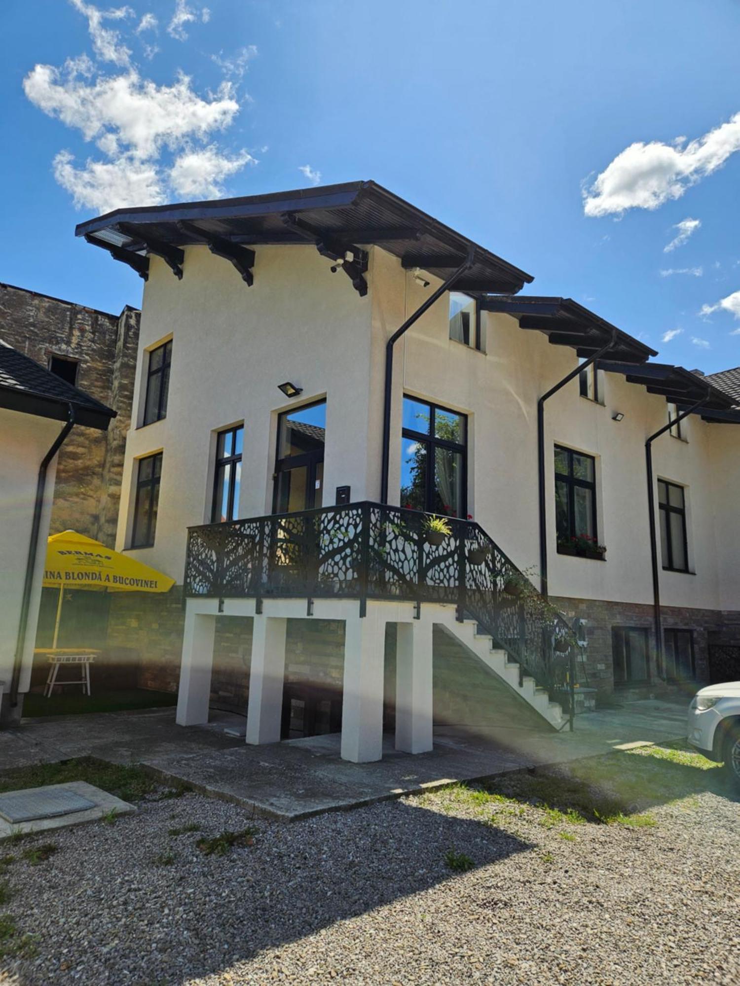In Longfield Town Bed & Breakfast Campulung Moldovenesc Bagian luar foto